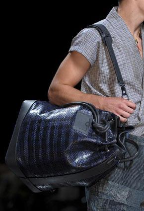 Louis Vuitton تكشف عن مجموعة ربيع صيف 2013 في دبي